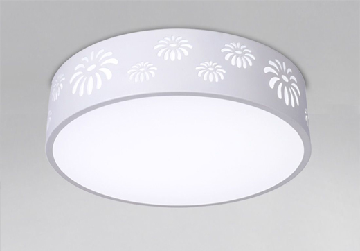 LED吸顶灯下的温馨生活